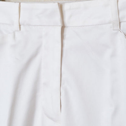 Mikonosublue Storeのホワイトクロップドパンツ。センタープレス入りでストレッチ素材のきれいめなデザイン。