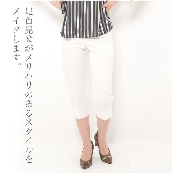 Mikonosublue Storeのホワイトクロップドパンツ。センタープレス入りで美脚効果があり、ストレッチ素材と裏地付きで快適な履き心地。