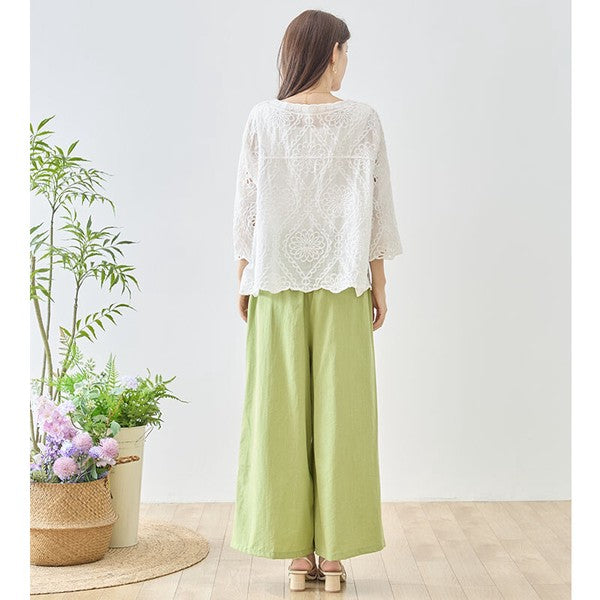 Mikonosublue Storeの白いコットン製カットワーク刺繍ブラウスを着用した女性のバックスタイル