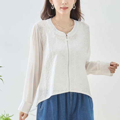 Mikonosublue Storeのホワイトのシアーレースジャケット。フラワーカットワークとパールボタンが特徴のバックロング丈ライトアウター。