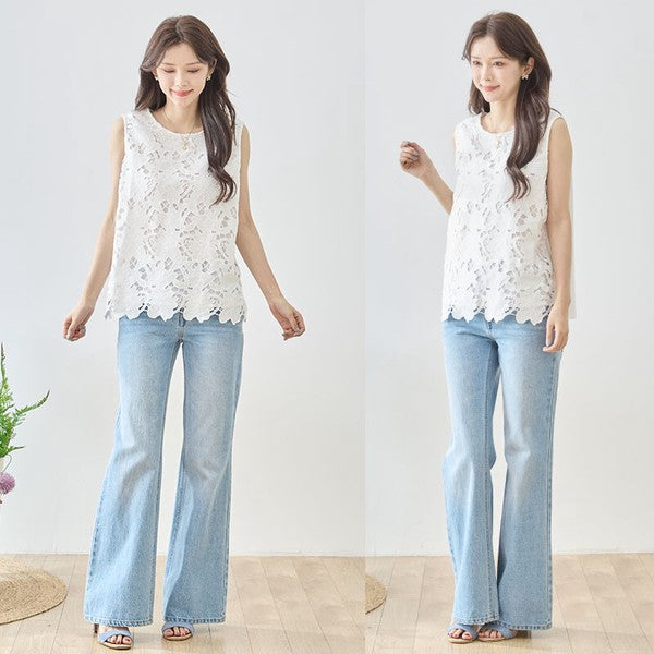 Mikonosublue Storeの白い花柄カットワークレースノースリーブトップス。裾スカラップとゆったりしたシルエットが特徴で、デニムと合わせた上品なカジュアルスタイル。