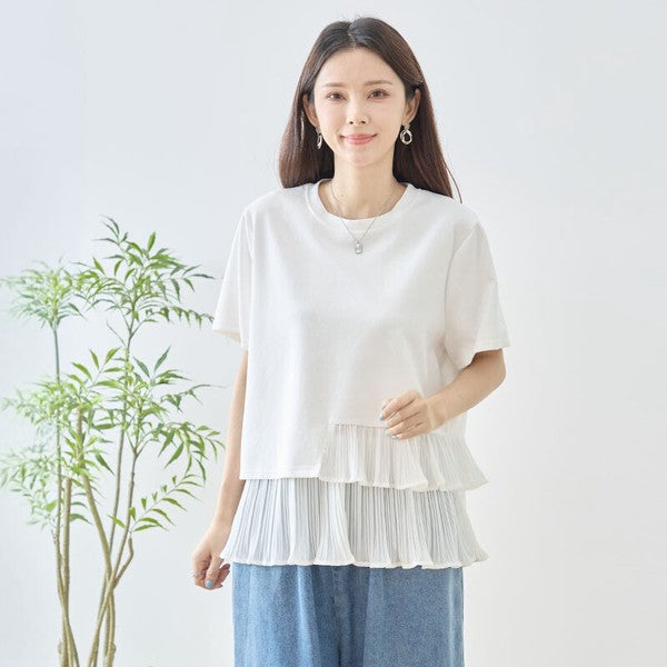 Mikonosublue Storeの裾にアシンメトリーなプリーツフリルをあしらった、ホワイトの異素材切り替え半袖Tシャツ