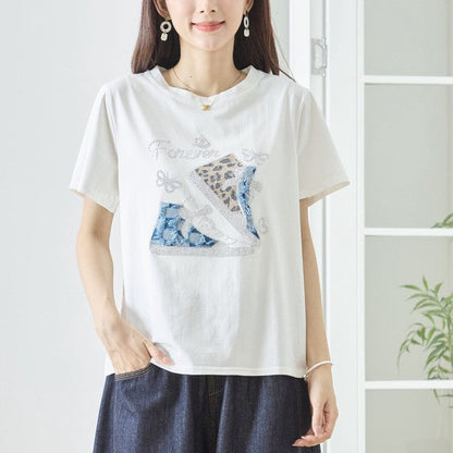 Mikonosublue Storeのラインストーンと異素材パッチワークのスニーカー柄が施されたホワイトの半袖コットンTシャツ