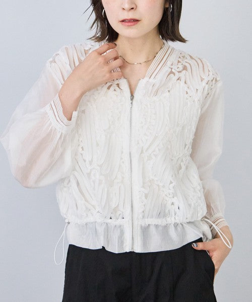 Mikonosublue Storeのコード刺繍が施されたホワイトのシアーブルゾン。裾ドロスト仕様でゆったりとしたシルエットの長袖ライトアウター
