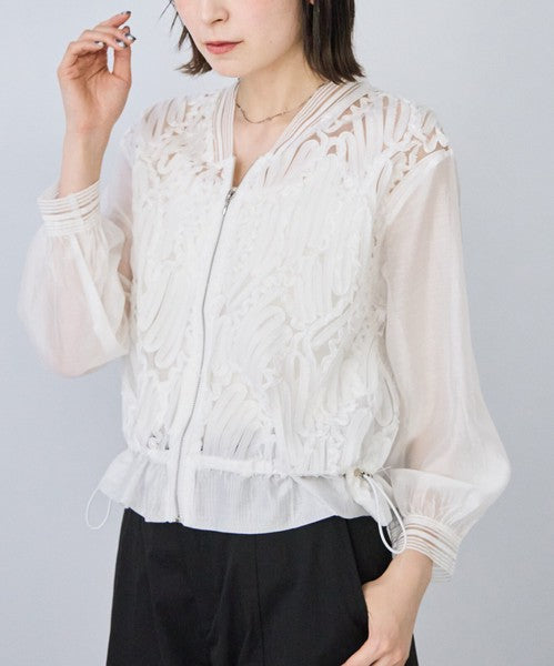 Mikonosublue Storeのホワイトのシアーブルゾン。立体的なコード刺繍が施され、裾のドロストでシルエット調整可能な長袖ライトアウター。