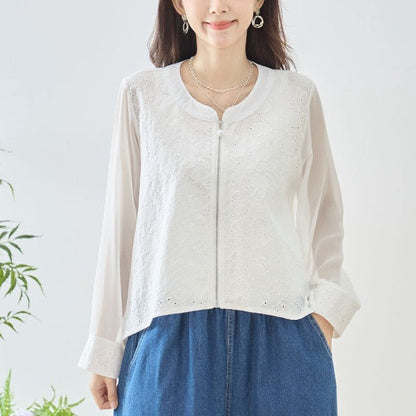 Mikonosublue Storeのホワイトのシアーレースジャケット。フラワーカットワークとパールボタンが特徴のバックロング丈ライトアウター。