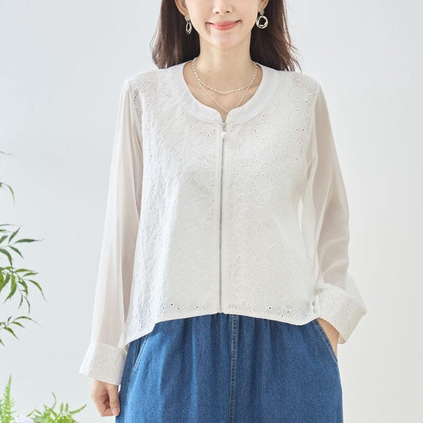 Mikonosublue Storeのホワイトのシアーカットワークレースジャケット。パールボタン付きのジップアップでバックロング丈のフェミニンなライトアウター。
