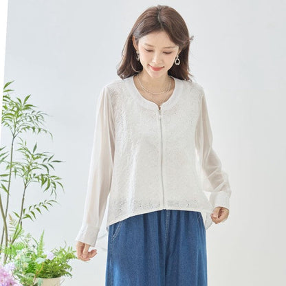 Mikonosublue Storeの白いシアーレースジャケット。フラワーカットワークとパールボタンが特徴のバックロング丈ライトアウター