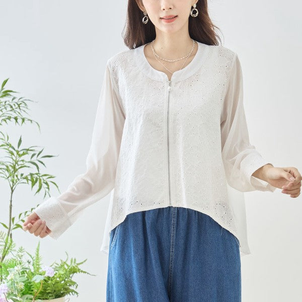 Mikonosublue Storeのホワイトのシアーレースジャケット。フラワーカットワークとパールボタンが特徴のバックロング丈ライトアウター。
