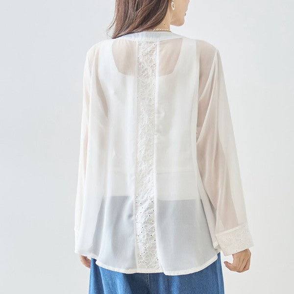 Mikonosublue Storeのホワイトシアーレースジャケット。バックロング丈でカットワークレースが施されたフェミニンなライトアウター。