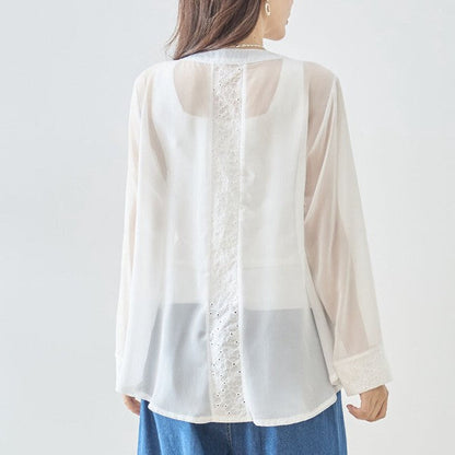 Mikonosublue Storeのホワイトシアーレースジャケット。バックロング丈でカットワークレースが施されたフェミニンなライトアウター。