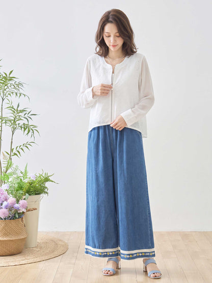 Mikonosublue Storeのホワイトのシアーレースジャケット。カットワークレースと透け感素材の異素材切替、パールボタンが特徴のバックロング丈ライトアウター。