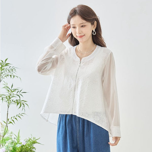Mikonosublue Storeのホワイトのシアーレースジャケット。フラワーカットワークとパールボタンが特徴のバックロング丈ライトアウター