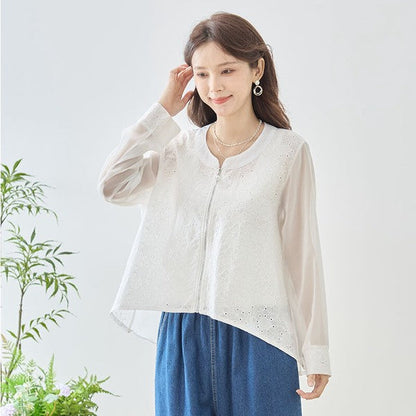 Mikonosublue Storeのホワイトのシアーレースジャケット。フラワーカットワークとパールボタンが特徴のバックロング丈ライトアウター