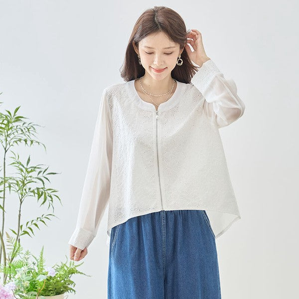 Mikonosublue Storeのホワイトのシアーカットワークレースジャケット。パールボタン付きのジップアップでバックロング丈のフェミニンなライトアウター。