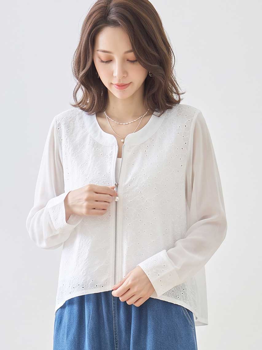 Mikonosublue Storeのホワイトのシアーレースジャケット。カットワークレースと透け感素材の異素材切替、パールボタンが特徴のフェミニンなライトアウター。