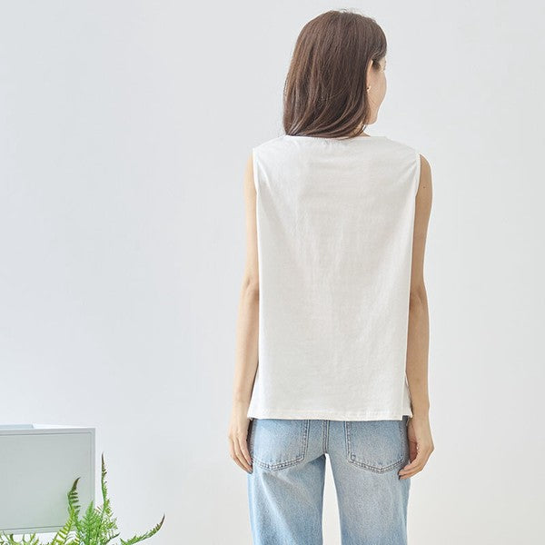 Mikonosublue Storeの白いノースリーブトップスを着用した女性のバックスタイル