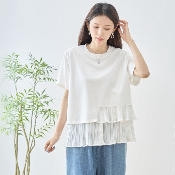 Mikonosublue Storeのホワイト半袖Tシャツ。裾にアシンメトリーな2段ティアードプリーツフリルを施した異素材切り替えデザイン。