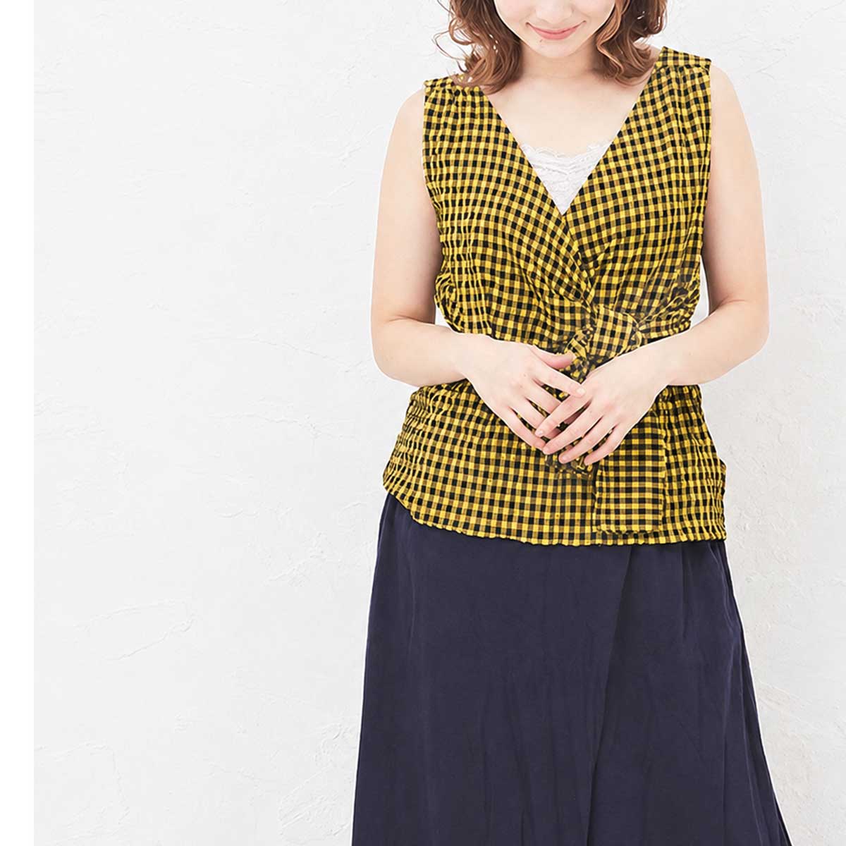 Mikonosublue Storeのイエローのギンガムチェック柄カシュクールノースリーブトップス。ウエストリボン付きでクリスピー生地を使用。