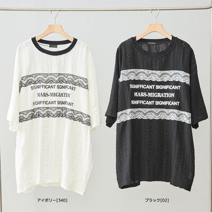 Mikonosublue Storeのアイレット透かし模様ビッグシルエットトップス。胸元にレースとロゴをあしらった、ゆったりとした半袖のアイボリーとブラックの2色展開。