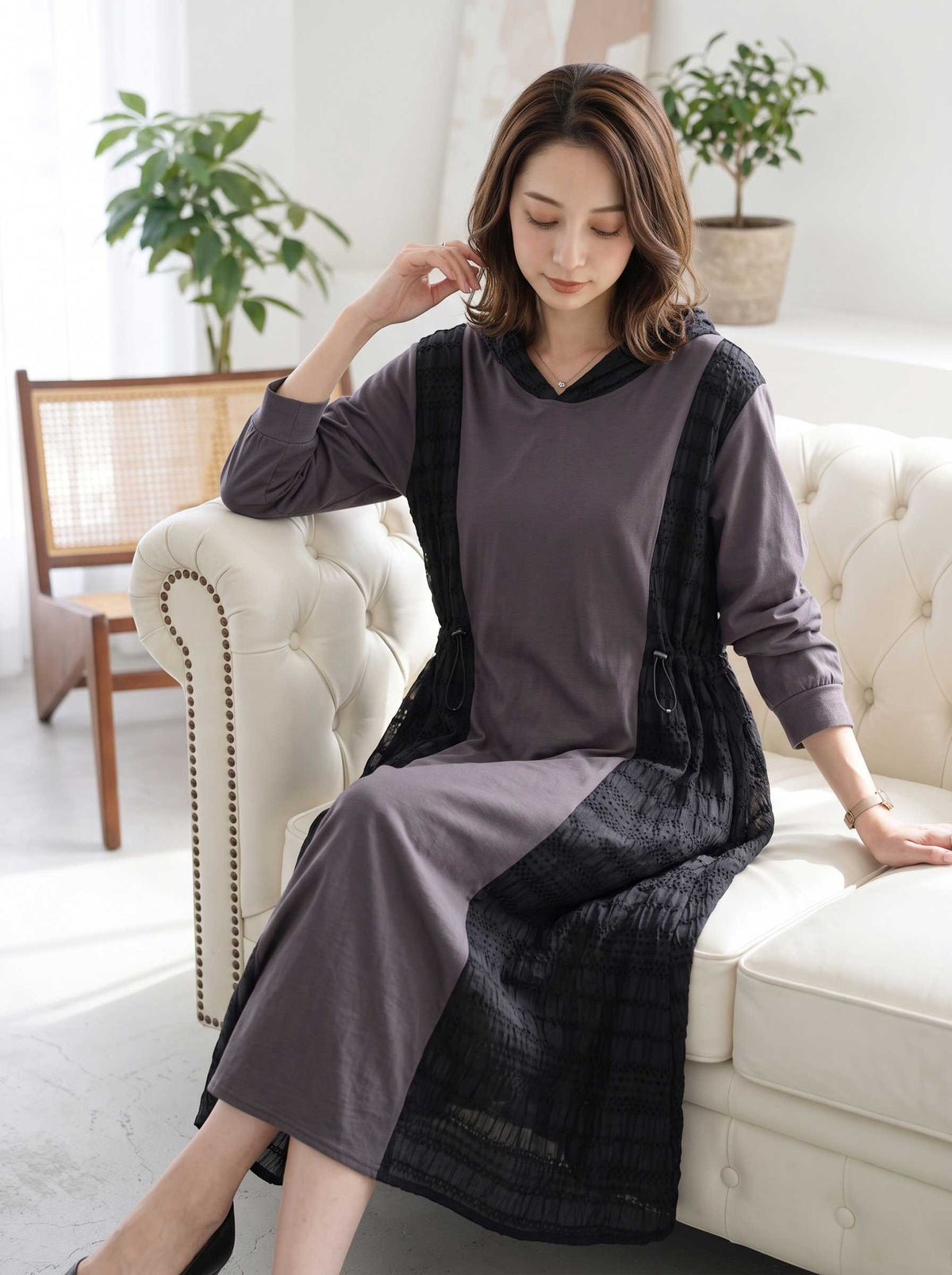 Mikonosublue Storeのジャカード異素材切替パーカーワンピース。ウエストリボン付きでゆったりとしたシルエットのロング丈。