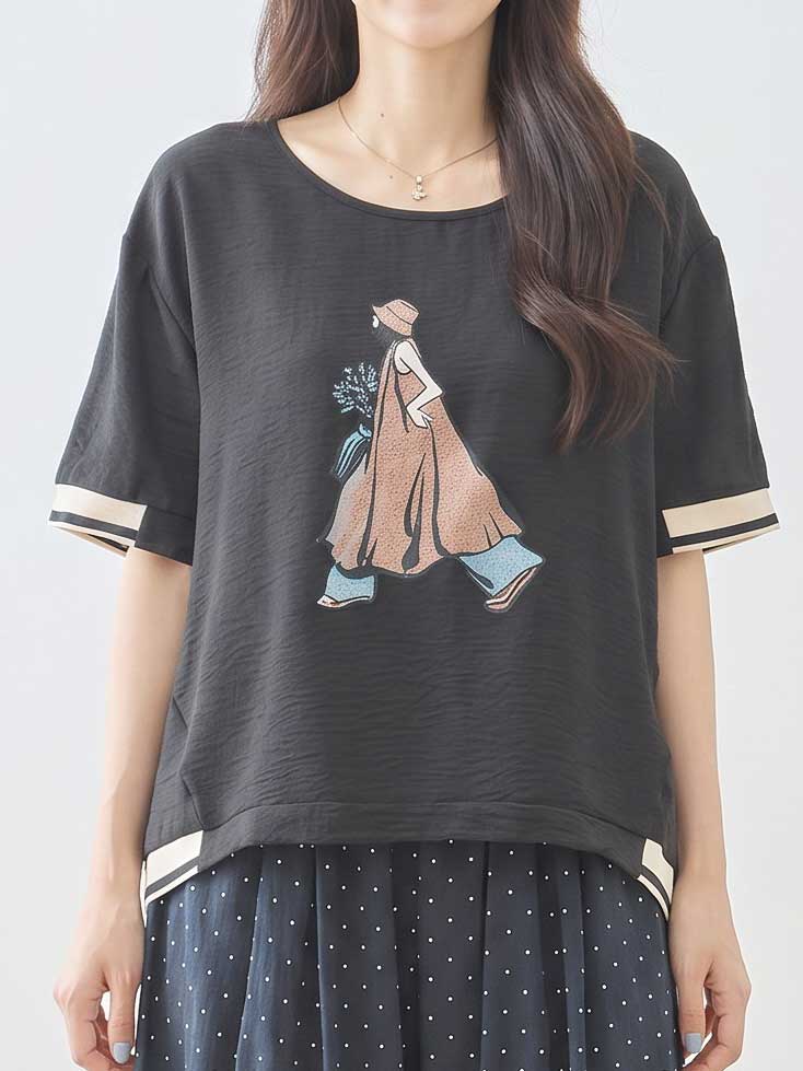 Mikonosublue Storeのファッションイラストがプリントされた黒のゆったり半袖トップス。配色リブがアクセント。