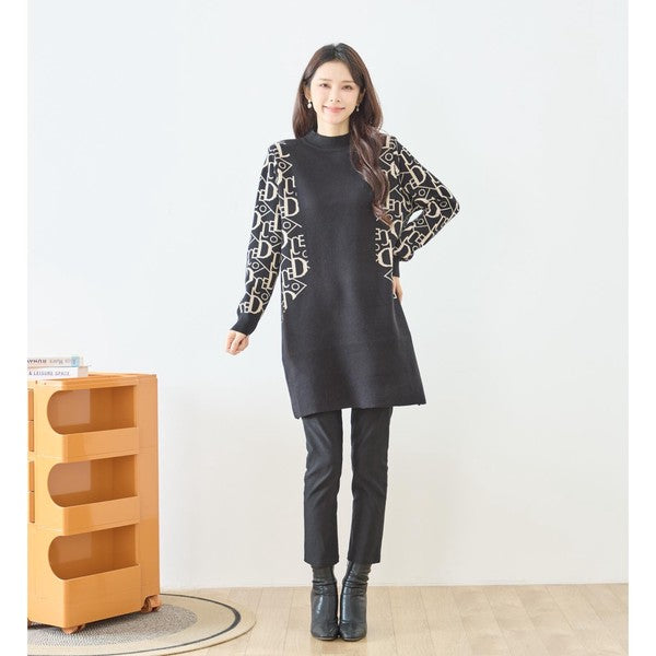 ワンピースを着用したモデルの全身正面ポーズ