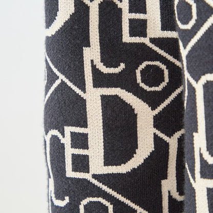 フロントの英字ロゴニット部分のアップ