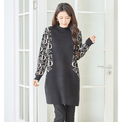 正面を向いた女性モデルが黒のワンピースを着用してポーズ