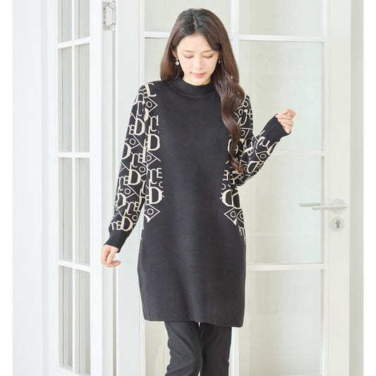 正面を向いた女性モデルが黒のワンピースを着用してポーズ