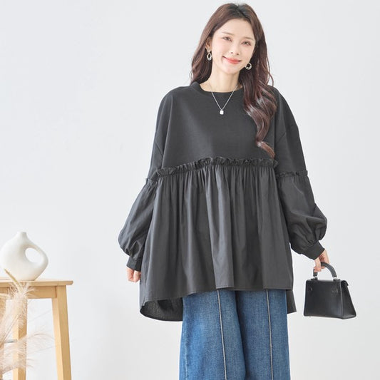 Aラインシルエットのティアードブラウスを着用した女性モデル（正面）